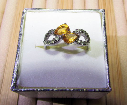 925 сребърен пръстен с цитрин 6x4mm и перидот. Общо тегло 2.38гр. Произход Бразилия. Лице на пръстена 19.0 X 8.0 MM. Халка 7/55/17.35